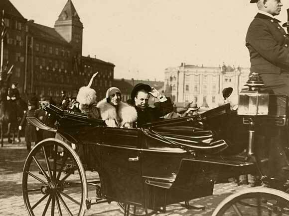 Kronprins Olav og Prinsesse Märtha kjørte i åpen vogn gjennom mange av Oslos bydeler dager før bryllupet. Fotograf ukjent, De kongelige samlinger.